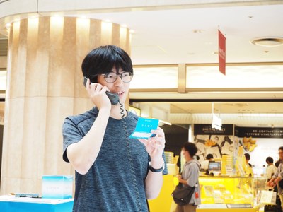電話ボックス事後リリース06 往年の電話機でヨメテルと電話をする人